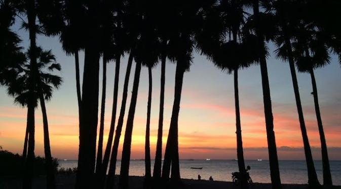 Pantai Batu Nona yang menjadi wisata andalan Kupang sangat cocok untuk mengejar sunset.