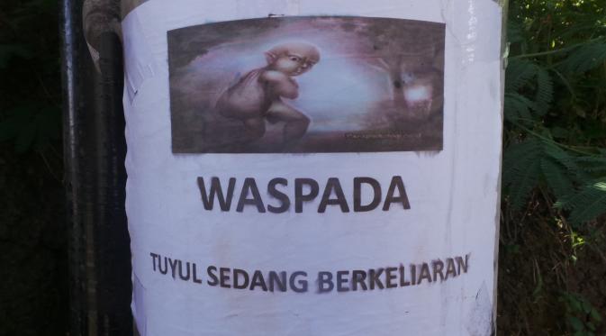 Selebaran memburu tuyul disebar di sejumlah titik di Kampung Ciseupan, Bandung. (Liputan6.com/Kukuh Saokani)