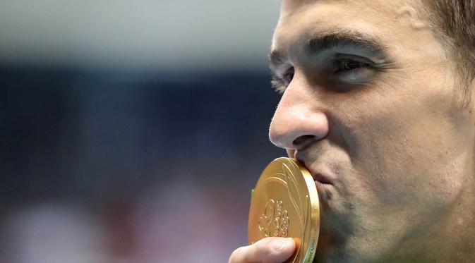 Perenang Amerika Serikat, Michael Phelps, merayakan keberhasilan meraih emas pada nomor 200 meter gaya kupu-kupu pada Olimpiade 2016 di Rio de Janeiro, Brasil, Rabu (10/8/2016). (AP/Lee Jin-Man)