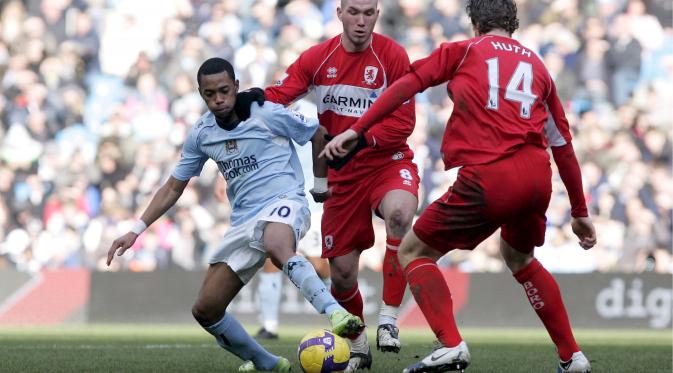 Robinho (kiri) mendapat tekanan dari dua pemain Middlesbrough, Didier Digrd (tengah) dan Robert Huth (kanan), pada laga Premier League di City of Manchester Stadium (7/2/2009). Manchester City membeli Robinho dengan harga tinggi, tapi tak sanggup memberi 