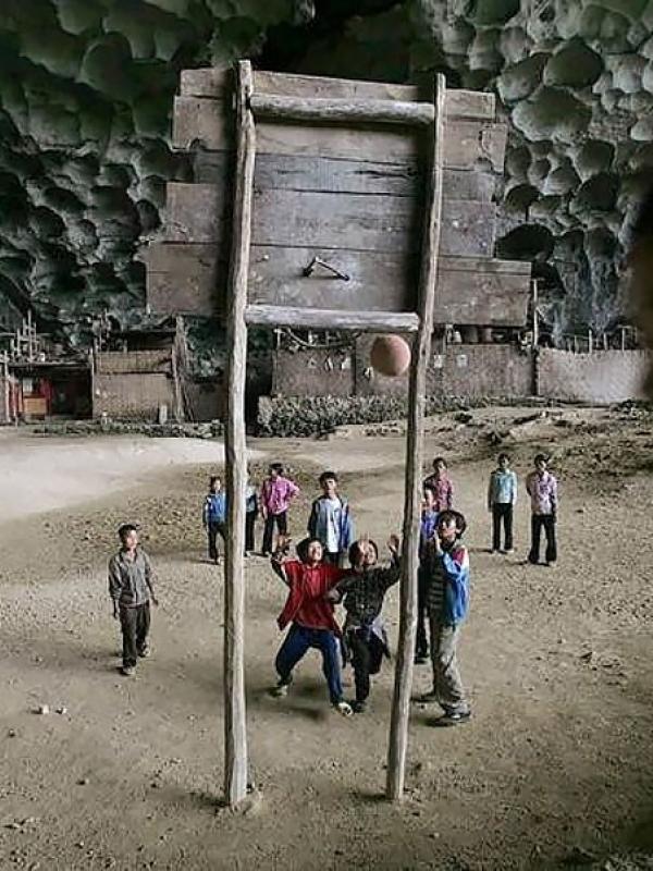 Lapangan basket di dalam gua. (Carsten Peter)