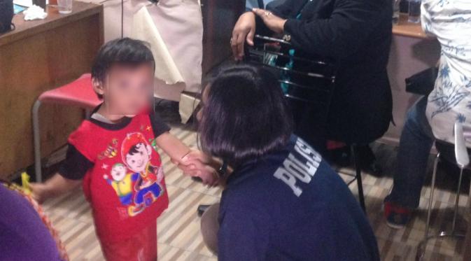 Bocah 3 tahun diduga dianiaya dan ditelantarkan di pusat perbelanjaan di Depok. Banyak luka ditemukan di tubuh dan wajahnya (Liputan6.com/Ady).