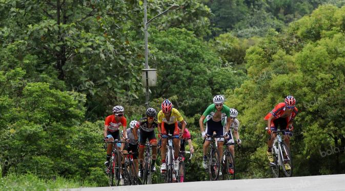 Pebalap memacu sepedanya melintasi tanjakan daerah Sitinjau Lauih pada  etape ke-6 Tour de Singkarak 2016 di Sawah Lunto, Sumatera Barat, Kamis (11/8/2016). (Bola.com/Nicklas Hanoatubun)