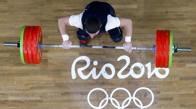 Lifter Armenia, Andranik Karapetyan, berusaha melakukan angkatan saat tampil pada kelas 77 kg di Olimpiade Rio de Janeiro, Brasil, Kamis (11/8/2016). (Reuters/Stoyan Nenov)