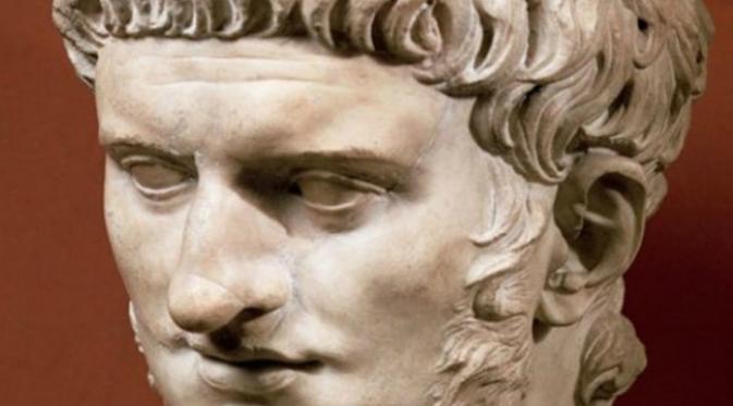 Caligula dan Nero sama-sama naik tahta saat berusia masih sangat muda, menjadi semakin terpuruk, kehilangan dukungan rakyat, lalu dibunuh. (Sumber listverse.com)