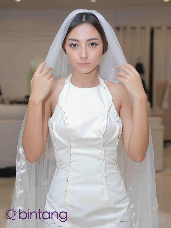 Lolita Agustine saat fitting gaun pengantin. (Andy Masela/Bintang.com)