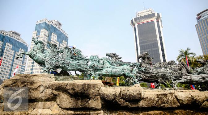 Petugas konservasi melakukan perawatan patung Arjuna Wijaya atau Asta Brata di depan Gedung Kemenpar, Jakarta, Jumat (12/8). Perawatan dilakukan untuk mempercantik Ibu Kota jelang HUT Kemerdekaan RI 17 Agustus mendatang. (Liputan6.com/Faizal Fanani)