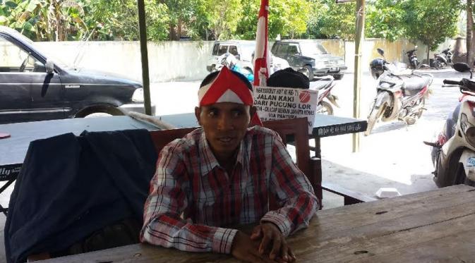 Watimin jalan kaki Cilacap-Jakarta untuk berterima kasih ke pahlawan (Liputan6.com / Fajar Eko)
