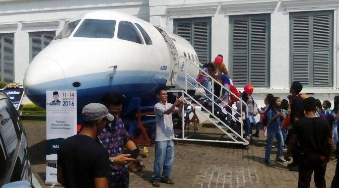 Kepala pesawat N250 dipamerkan dalam acara Habibie Festival. (/Putu Merta Surya Putra)