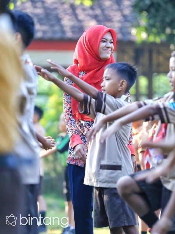 Rizma sedang memandu anak-anak untuk berolahrag di Jumat (12/8) pagi. (Bintang.com/Adrian Putra)