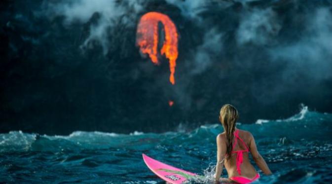 Bukan ombak setinggi puluhan kaki yang ditungganginya melainkan berselancar di dekat Gunung Berapi Kilauea, Hawaii yang mengeluarkan lava.(Mirror.com)