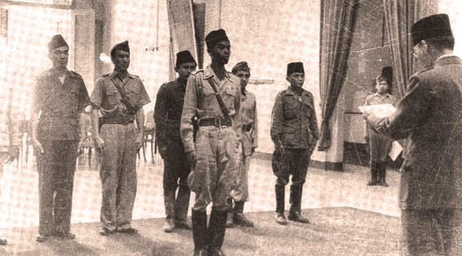 Jenderal Soedirman dilantik jadi Jenderal Besar di Istana Negara oleh Soekarno