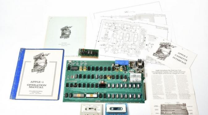 Komputer pertama Apple dijual lengkap dengan kaset dan buku petunjuk manual (Sumber: Business Insider)