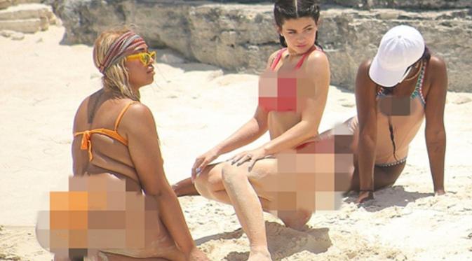 Kylie Jenner terlihat asyik menikmati liburan bersama teman-temannya di panyai (Dailymail)