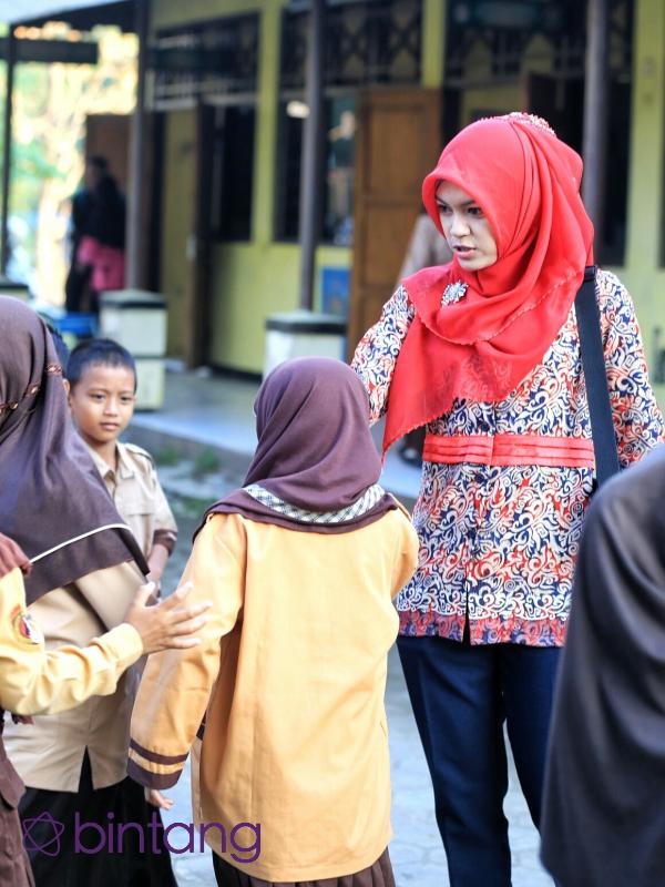 Rizma rela tak digaji demi mengabdi pada negara untuk mencerdaskan anak-anak di daerahnya. (Bintang.com/Adrian Putra)