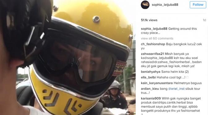 Sophia Latjuba pamer helm baru berwarna kuning. (instagram @sophia_latjuba88)