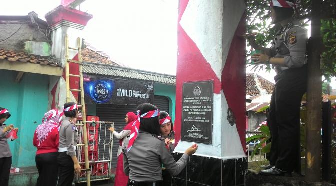 Bripda Mutia, Polwan Polres Bogor yang dianiaya perwira di Polda Jabar kembali ke Polresta Bogor dan tengah menghiasi gapura peringatan 17 Agustus (Liputan6.com/Achmad Sudarno)
