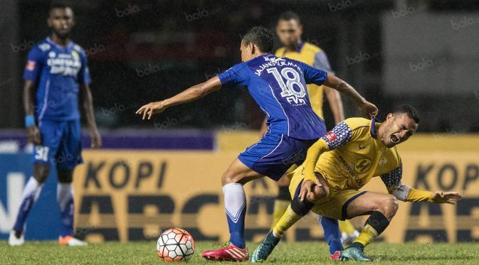 Pemain Barito Putera, Rizky Pora, dijatuhkan pemain Persib, Jajang Sukmara, pada laga TSC 2016 di Stadion Pakansari, Bogor, Jawa Barat, Sabtu (13/8/2016). Persib menang 2-0 atas Barito Putera. (Bola.com/Vitalis Yogi Trisna)