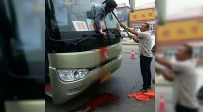 Separuh tubuhnya mencuat keluar kaca, sementara bagian belakang tersangkut di kaca. (Shanghaiist.com)