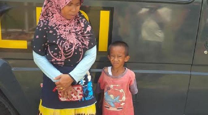 Bocah Palembang pembawa granat bersama ibunya (Liputan6.com / Raden Fajar)