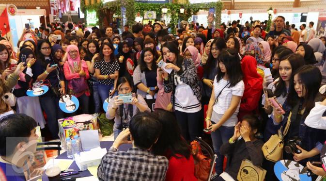 Ratusan penggemar memadati stand animasi kartun Lookism yang dihadiri bintang asal Korea, Park Tae Jun pada gelaran Popcon Asia 2016 di Jakarta Convention Center (JCC), Jakarta (14/08). (Liputan6.com/Fery Pradolo)