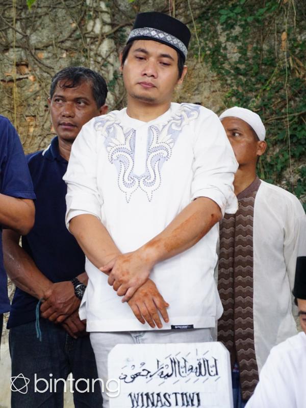 Brian Sheila on 7 saat pemakaman ibunya, Winastiwi (Syaiful Bahri/Bintang.com)