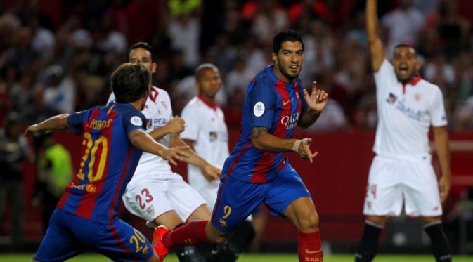 Barcelona selangkah lagi meraih trofi Piala Super Spanyol 2016 setelah pada Leg 1 unggul 2-0 atas Sevilla di Ramon Sanchez Pizjuan, Sevilla, Senin (15/8/2016) dini hari WIB. (Reuters/Jon Nazca) 