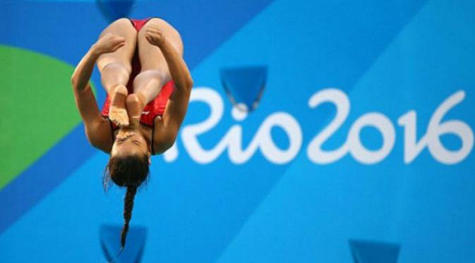 Atlet loncat indah Tiongkok, He Zi dilamar kekasihnya usai menerima medali Olimpiade 2016 (Reuters)
