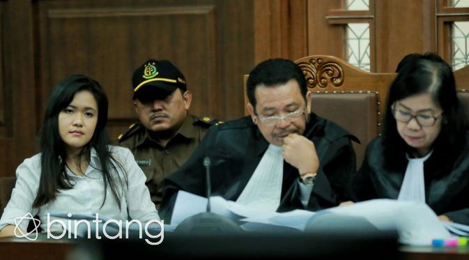 Jessica Kumala Wongso didampingi kuasa hukum di persidangan hari ini, Senin (15/8). (Adrian Putra/Bintang.com)