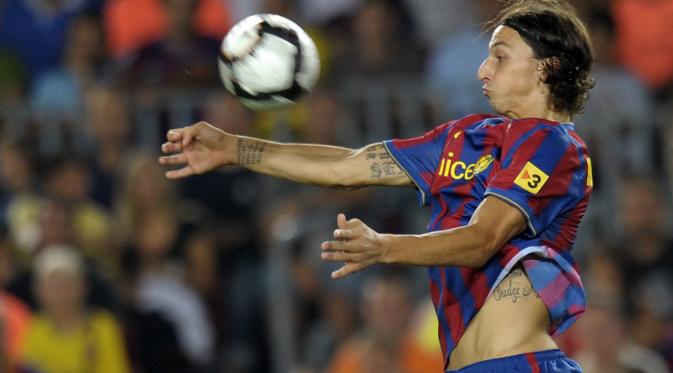 Bersama Barcelona, Zlatan Ibrahimovic mencetak gol saat debutnya melawan Sporting Gijon 31 Agustus 2009 di Camp Nou Stadium, Barcelona. (AFP/Lluis Gene).