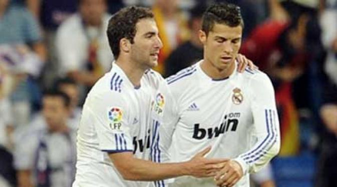 Striker Real Madrid Gonzalo Higuain (kiri) mendapat selamat dari rekannya Cristiano Ronaldo seusai mencetak gol kedua ke gawang Espanyol dalam lanjutan La Liga di Santiago Bernabeu Stadium, 21 September 2010. AFP PHOTO / Pedro ARMESTRE 