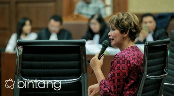 Dalam sidang ke-12 kasus pembunuhan Mirna, psikolog Antonia Ratih Andjayani memberikan penilaian terhadap sikap tenang yang selalu diperlihatkan oleh Jessica Wongso. (Bintang.com/Adrian Putra)