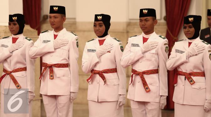 Anggota paskibraka 2016 mengikuti Upacara Pengukuhan Pasukan Pengibar Bendera Pusaka (Paskibraka) di Istana Negara, Jakarta, Senin (15/8). (Liputan6.com/Faizal Fanani)