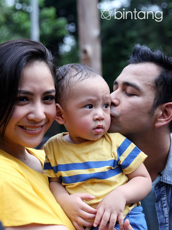 Anak pertama pasangan Raffi Ahmad dan Nagita Slavina tepat satu tahun pada 15 Agustus ini. Perayaan sederhana dilakukan pasangan ini merayakan hari jadi anaknya. Bersama dengan neneknya, ibu Gigi sapaan Nagita. (Nurwahyunan/Bintang.com)