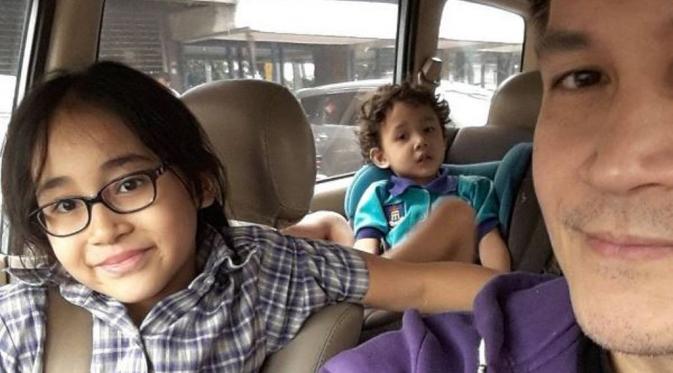 Marcelino Lefrandt dan kedua anaknya [foto: instagram]