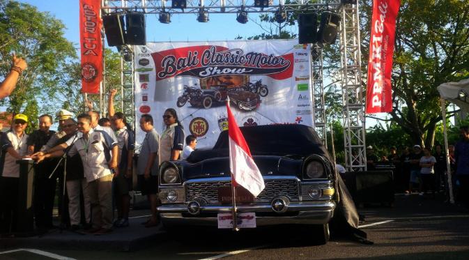 Salah satu mobil yang pernah digunakan Presiden Pertama RI Sukarno, Yanka Limousine buatan 1959, dipamerkan di Denpasar, Bali. (Liputan6.com/Dewi Divianta)