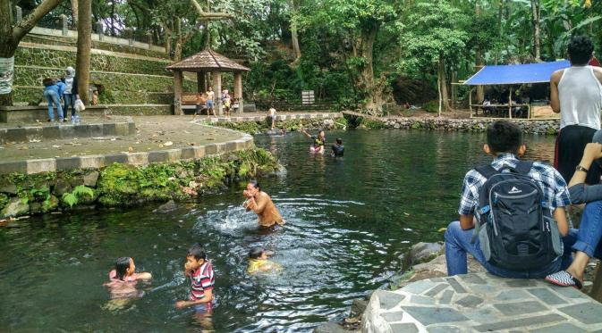 Air telaga sebening kaca itu menjadi sumber air bersih warga sekitar, selain juga dimanfaatkan wisatawan untuk berenang. (Liputan6.com/Panji Prayitno)