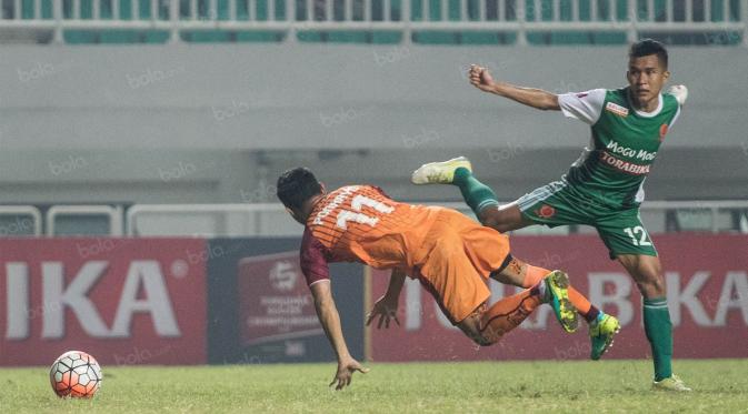 Gelandang Borneo FC, Ponaryo Astaman, dijatuhkan pemain PS TNI, Erwin Ramdani. Pada laga ini wasit mengeluarkan empat kartu kuning untuk PS TNI sementara Borneo FC mendapat dua kartu kuning dan sebuah kartu merah. (Bola.com/Vitalis Yogi Trisna)