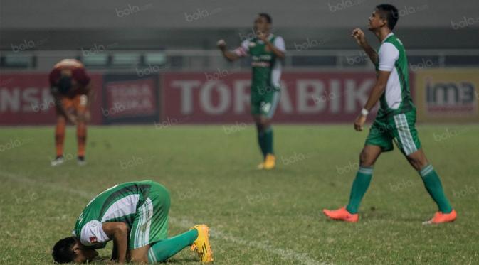 Pemain PS TNI melakukan sujud usai menaklukkan Borneo FC. Pada laga selanjutnya PS TNI akan menjamu Persib, sementara Borneo FC akan tandang ke Arema Cronus. (Bola.com/Vitalis Yogi Trisna)