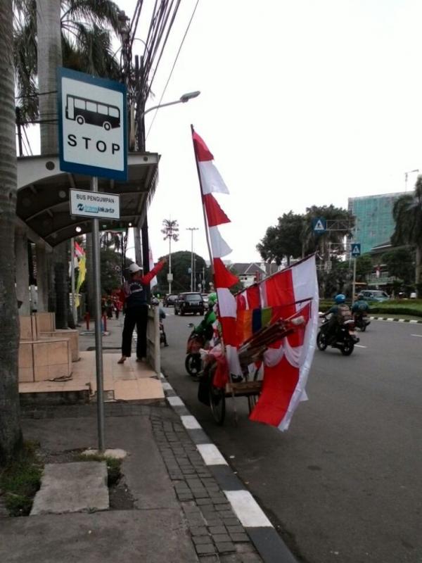 Pedagang bendera. (Via: Bintang.com/FebriyaniFrisca)