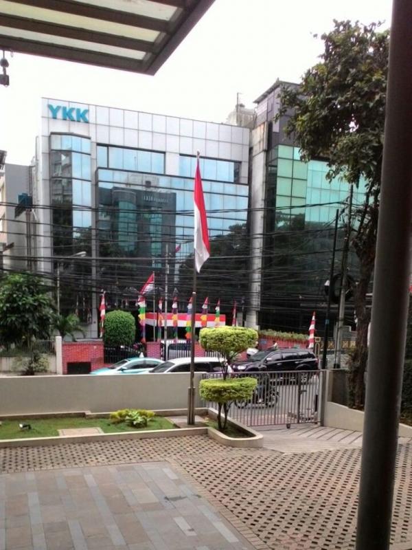 Depan rumah pasang bendera. (Via: Bintang.com/FebriyaniFrisca)