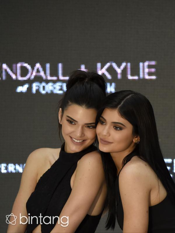 Kylie mendukung karier kakaknya, Kendall Jenner. (AFP/Bintang.com)