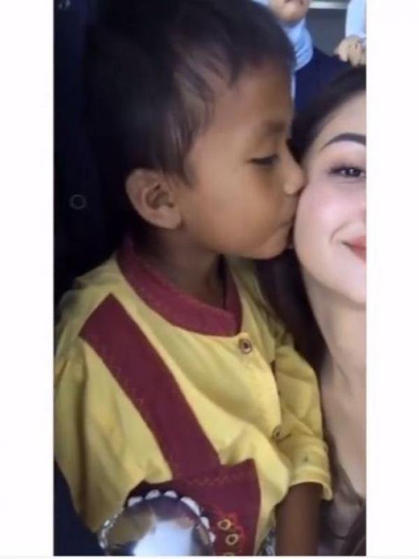 Ariel Tatum dicium seorang anak bernama Putra. (Instagram - @arieltatum)