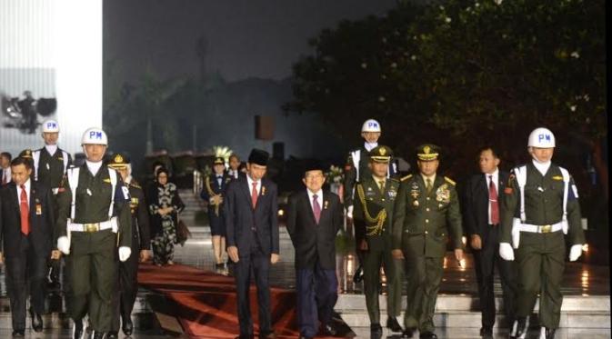 Presiden Jokowi bersama Wapres Jusuf Kalla saat tiba di TMP Kalibata. (Sekretariat Presiden)