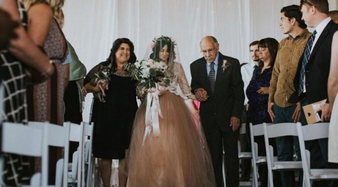 Setelah berusaha, Jaquie Goncher mampu bangkit untuk berjalan ke altar pernikahan. Foto : Cosmopolitan.