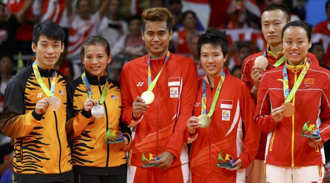 Tontowi Ahmad/Liliyana Natsir (tengah) berpose bersama peraih perak, Chan Peng Soon/Goh Liu Ying (kiri), dan peraih perunggu, Zhang Nan/Zhao Yunlei. (Reuters/Mike Blake)