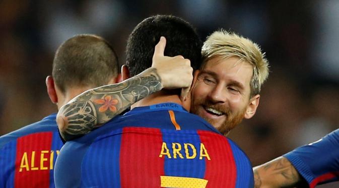 Arda Turan dan Lionel Messi menjadi bintang kemenangan 3-0 Barcelona atas Sevilla pada leg kedua Piala Super Spanyol 2016 di Camp Nou, Kamis (18/8/2016) dinihari WIB. (Reuters)