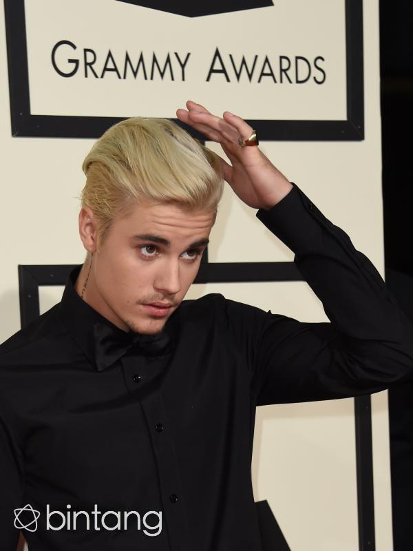 Justin Bieber gandeng wanita lain di klub malam. (AFP/Bintang.com)