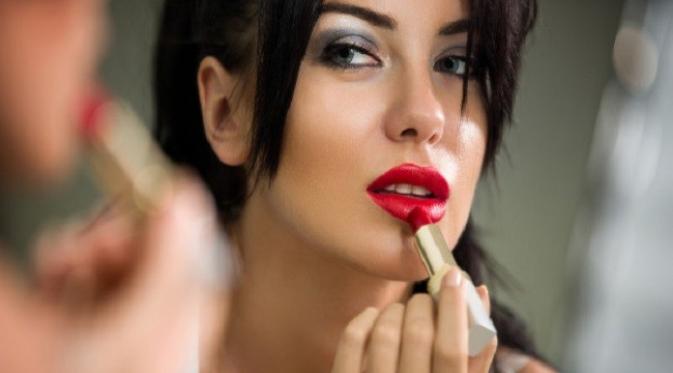 Serius Tapi Seksi Ini Tips Makeup Bagi Wanita Berkacamata Fashion Beauty Liputan Com