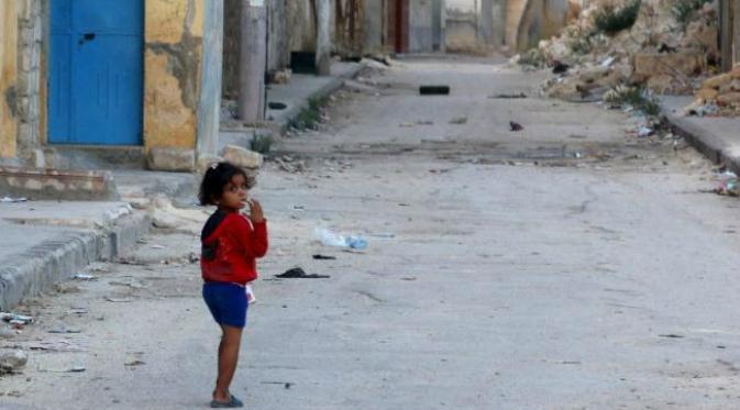 Seorang bocah menyusuri jalan di Tariq al-Bab dekat Aleppo (Reuters)
